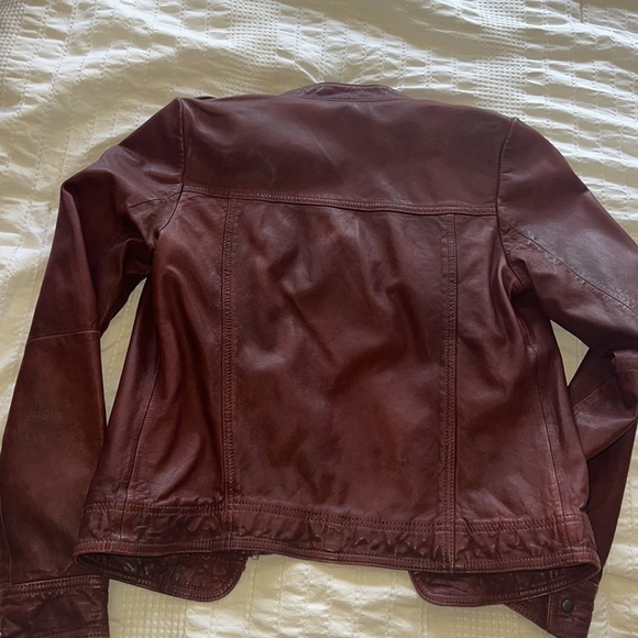 Used in great condition, leather jacket, and burgundy/brown color - Picture 4 of 4
